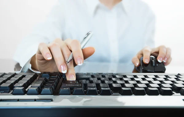 Handen bezig met het toetsenbord — Stockfoto
