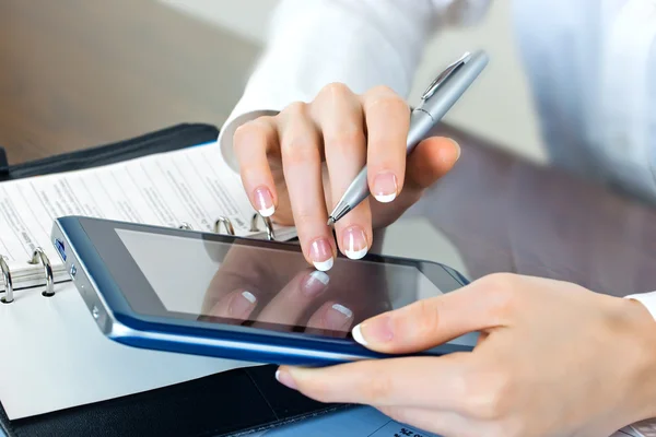 Biznes kobieta pracuje z tabletem cyfrowy — Zdjęcie stockowe