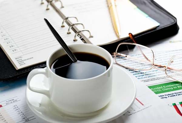 Close-up de documentos, caneta, xícara de café na mesa — Fotografia de Stock