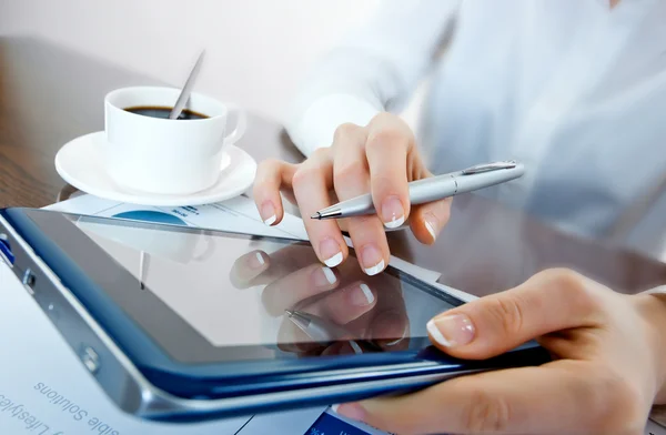 Geschäftsfrau arbeitet mit digitalem Tablet — Stockfoto
