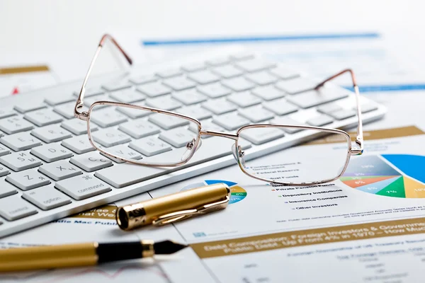 Lunettes et clavier — Photo