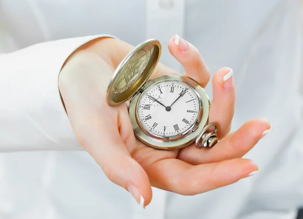 Reloj de bolsillo en mano de un hombre de negocios — Foto de Stock