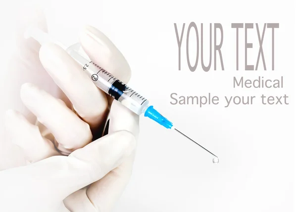 Bir elde şırınga, yakın çekim.