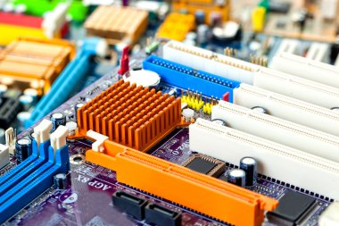 Bilgisayar anakart elektrik bileşenleri