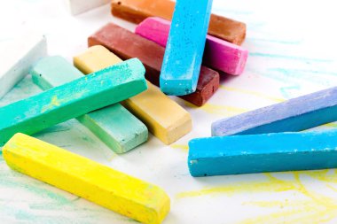 tebeşirler beyaz arkaplanda çeşitli renklerde düzenlenmiştir