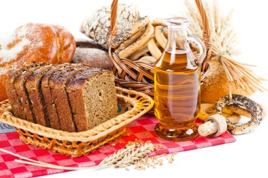 dilimlenmiş kahverengi ekmek