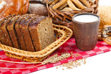 dilimlenmiş kahverengi ekmek