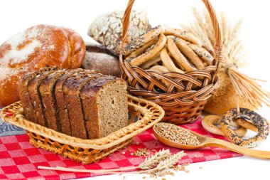 dilimlenmiş kahverengi ekmek