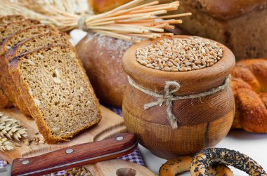 dilimlenmiş kahverengi ekmek