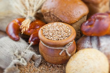 dilimlenmiş kahverengi ekmek