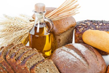 dilimlenmiş kahverengi ekmek