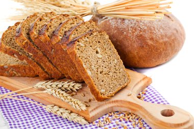 dilimlenmiş kahverengi ekmek