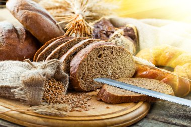 dilimlenmiş kahverengi ekmek