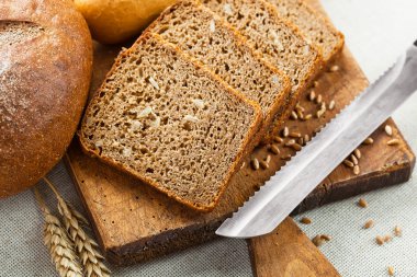dilimlenmiş kahverengi ekmek