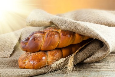 Eski bir arkaplanda çavdar ekmekleri