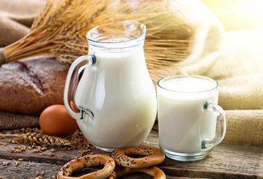 bir bardak süt ile ekmek