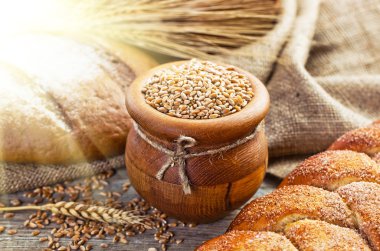 ekmek ve eski arka planda spikelets