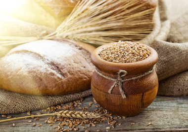 ekmek ve eski arka planda spikelets