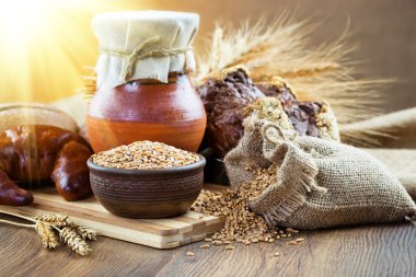 ekmek ve eski arka planda spikelets