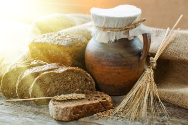 ekmek ve eski arka planda spikelets