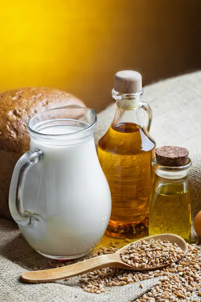 Samenstelling van melk en brood — Stockfoto