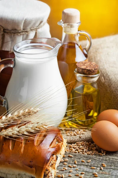 Samenstelling van melk en brood — Stockfoto