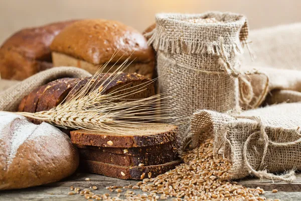 Bread and rye spikelets — Stock Photo, Image