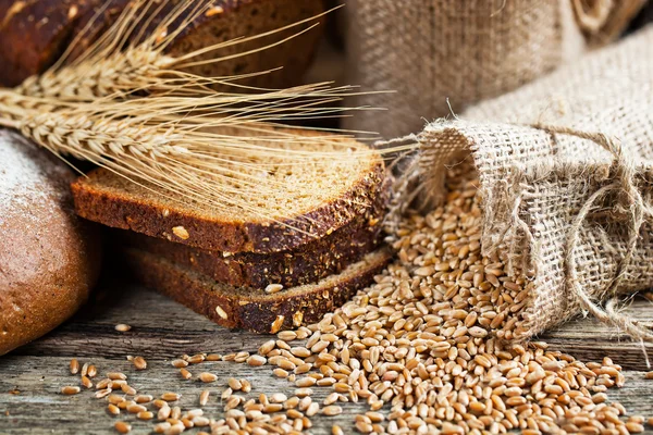 Bread and rye spikelets — Stock Photo, Image
