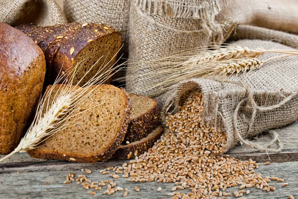 Bread and rye spikelets — Stock Photo, Image