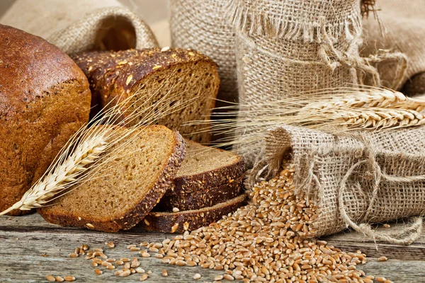 Bread and rye spikelets — Stock Photo, Image