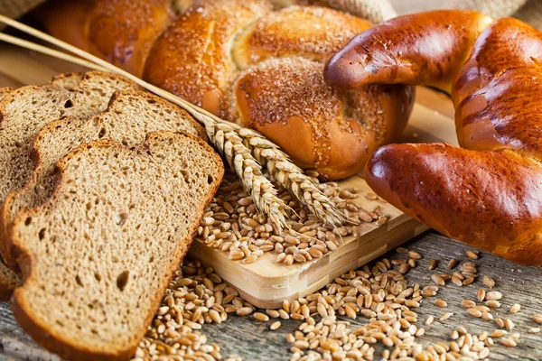 Bread and rye spikelets — Stock Photo, Image