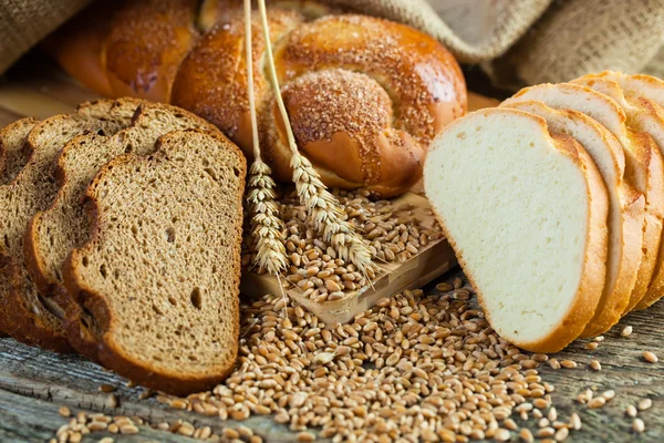 Bread and rye spikelets — Stock Photo, Image