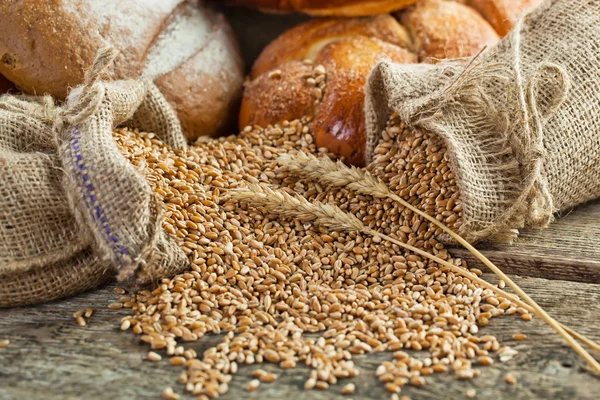 Bread and rye spikelets — Stock Photo, Image