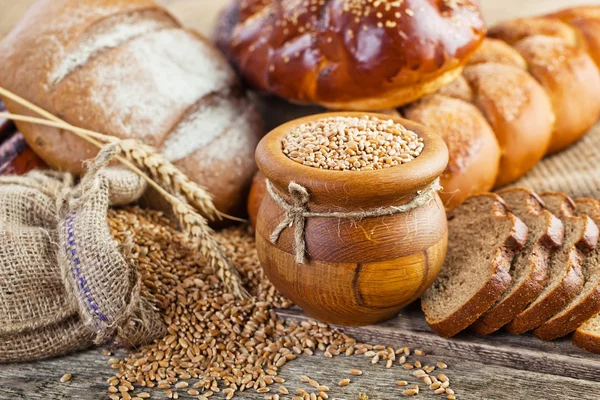 Bread and rye spikelets — Stock Photo, Image