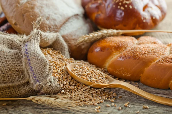 Bread and rye spikelets — Stock Photo, Image