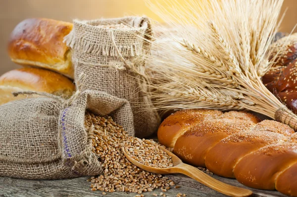 Bread and rye spikelets — Stock Photo, Image