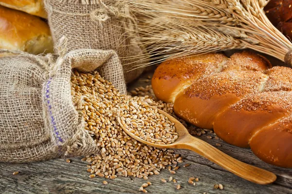 Bread and rye spikelets — Stock Photo, Image