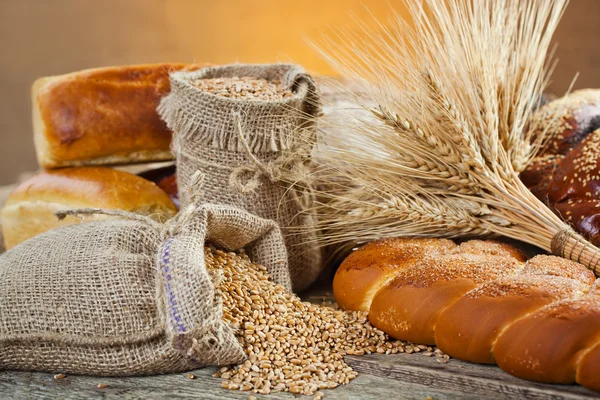 面包和黑麦小穗 — 图库照片