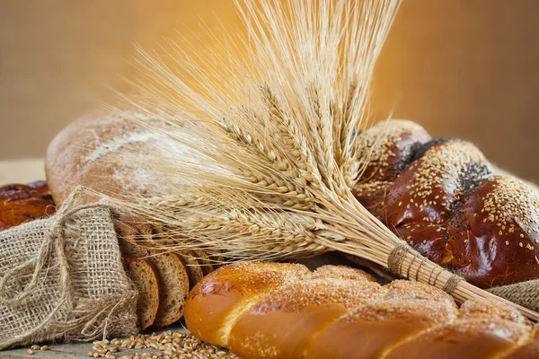 Хлеб и ржаные шипы — стоковое фото