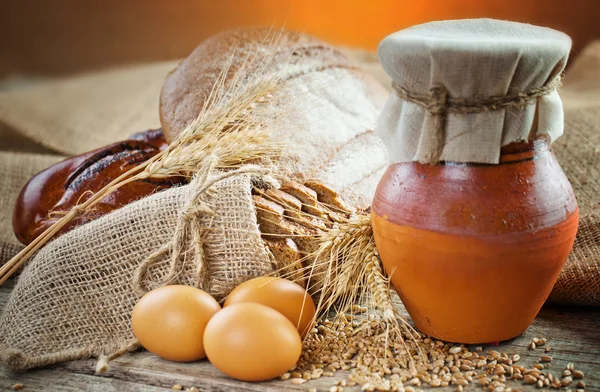 Brot und Roggen-Stacheln — Stockfoto