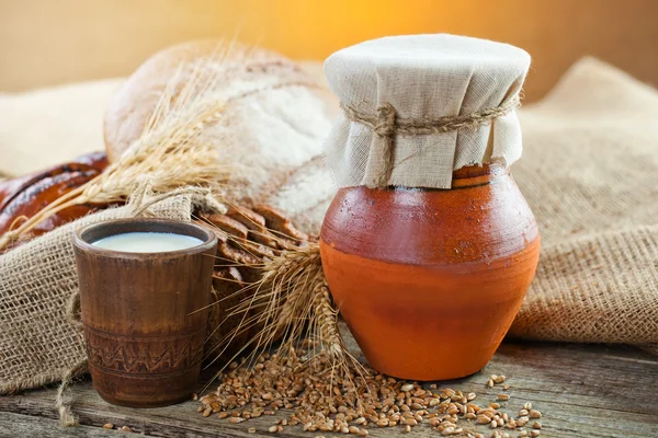 Samenstelling van melk en brood — Stockfoto