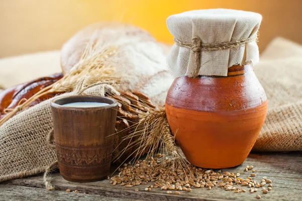 Zusammensetzung von Milch und Brot — Stockfoto