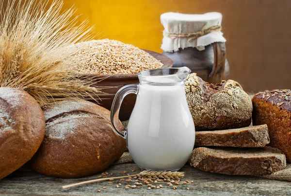 Composição de leite e pão — Fotografia de Stock