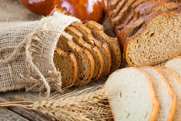 Хліб і житні колоски — стокове фото