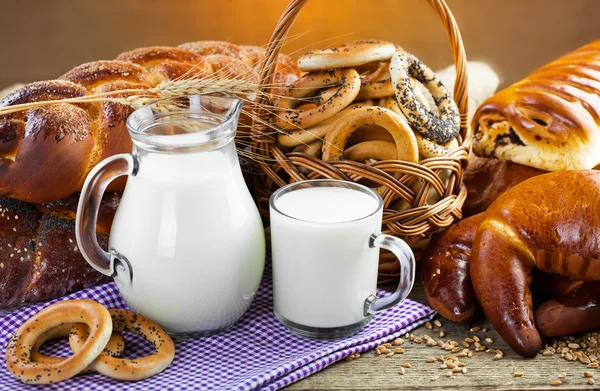 Zusammensetzung von Milch und Brot — Stockfoto