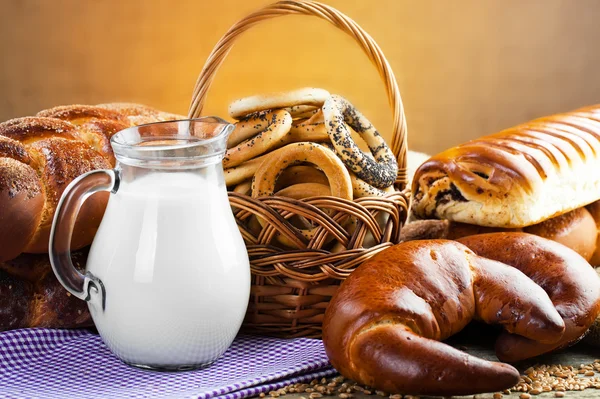 Samenstelling van melk en brood — Stockfoto