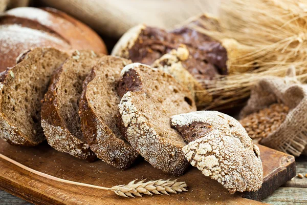 Bread and rye spikelets — Stock Photo, Image