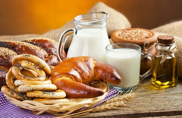 องค์ประกอบของนมและขนมปัง — ภาพถ่ายสต็อก