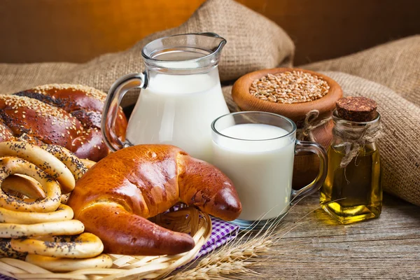 Samenstelling van melk en brood — Stockfoto