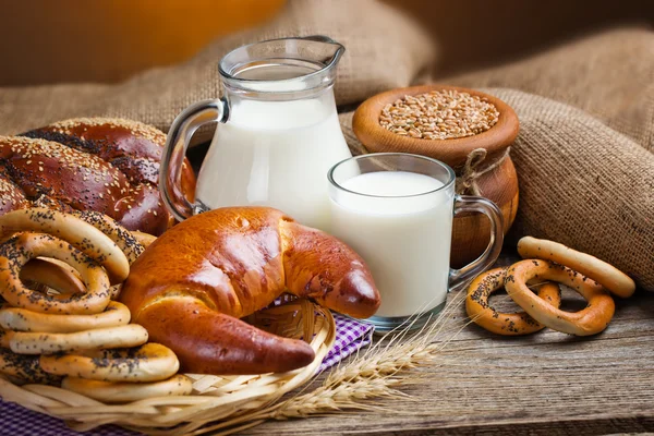 Skład mleka i chleb — Zdjęcie stockowe